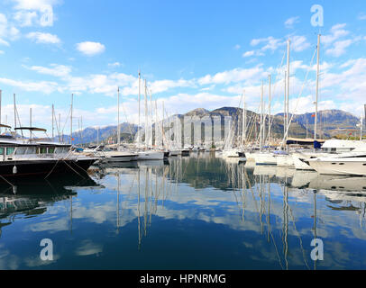 Yachten und ihre Reflexion im blauen Meerwasser Stockfoto