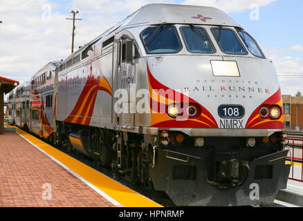 Albuquerque, USA - 24. Mai 2015: Motor und bilevel Autos von New Mexico Rail Runner Express am Bahnhof. Stockfoto