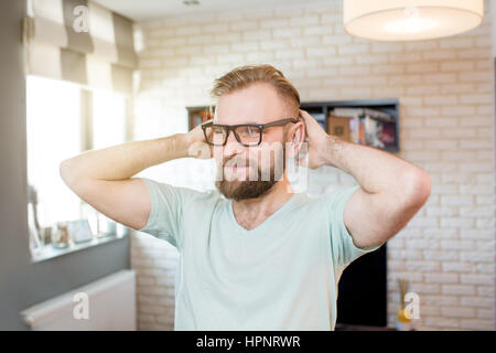 Porträt von schöner bärtigen Mann zu Hause Stockfoto
