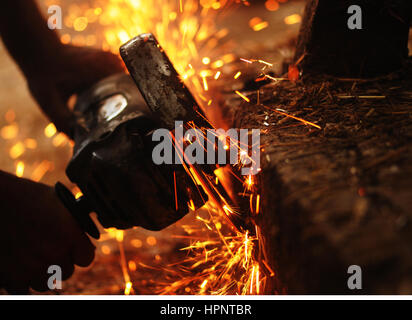 Winkelschleifer mit Funken Stockfoto