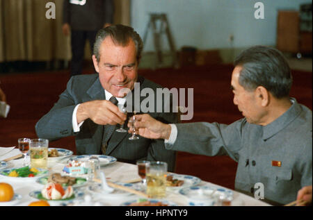 Austausch von Toast während Nixons Besuch in China 1972 Präsident RICHARD NIXON und chinesischen Premier Chou En-Lai. Foto: White House offizielle Stockfoto