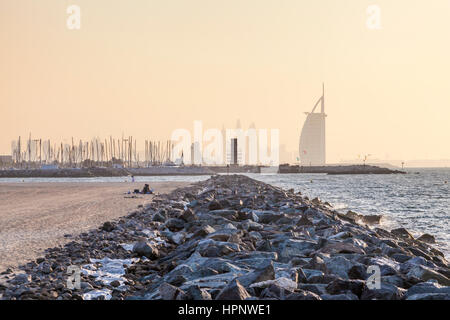 Öffentlicher Strand an der Küste des Persischen Golfs und Hotel Burj al Arab in Dubai. Vereinigte Arabische Emirate, Naher Osten Stockfoto