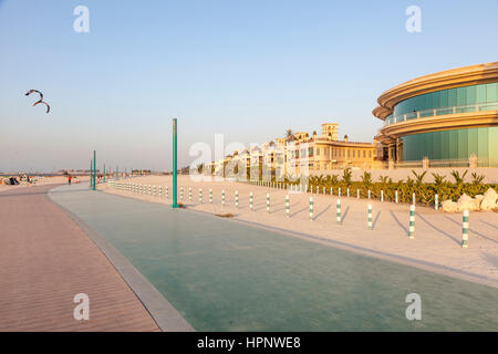 Gehen und laufen an der Umm Suqeim öffentlichen Strand in Dubai. Vereinigte Arabische Emirate, Naher Osten Stockfoto