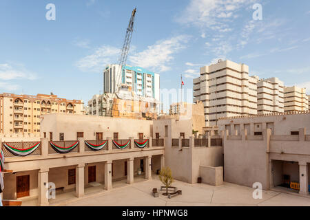 Innenhof eines alten Gebäudes in der Stadt Sharjah, Vereinigte Arabische Emirate, Naher Osten Stockfoto