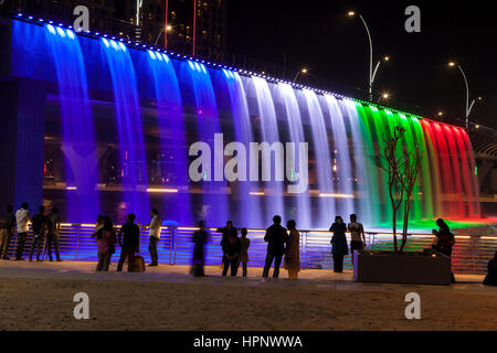 DUBAI, Vereinigte Arabische Emirate - 28. November 2016: Bunt beleuchteten Wasserfall in Dubai. Der Wasserfall ist Teil der Entwicklung von Dubai Wasserkanal. Vereinigte Arabische Emirate Stockfoto