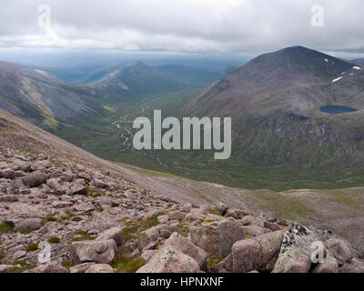 Blick Süden hinunter den Lairig Ghru von Ben Macdui, zeigt Carn ein Mhaim & Cairn Toul hoch über dem Fluss Dee. Lochan Uaine schmiegt sich unter Cairn Toul Stockfoto