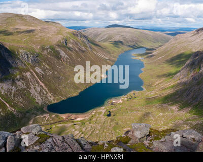 Blick über Loch Avon vom Shelter Stone Crag auf Carn Etchachan an der Spitze der Glen Avon in den Cairngorms National Park, Schottland Stockfoto