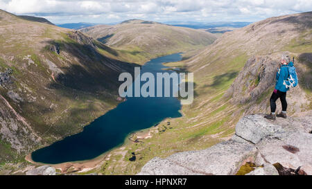 Blick über Loch Avon vom Shelter Stone Crag auf Carn Etchachan an der Spitze der Glen Avon in den Cairngorms National Park, Schottland Stockfoto