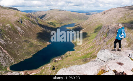 Blick über Loch Avon vom Shelter Stone Crag auf Carn Etchachan an der Spitze der Glen Avon in den Cairngorms National Park, Schottland Stockfoto