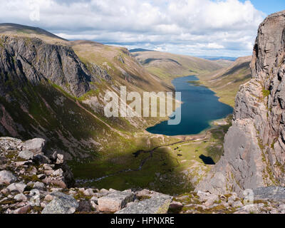 Blick über Loch Avon vom Shelter Stone Crag auf Carn Etchachan an der Spitze der Glen Avon in den Cairngorms National Park, Schottland Stockfoto