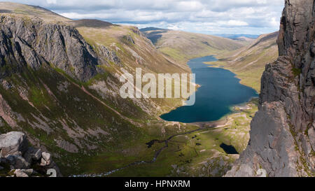 Blick über Loch Avon vom Shelter Stone Crag auf Carn Etchachan an der Spitze der Glen Avon in den Cairngorms National Park, Schottland Stockfoto