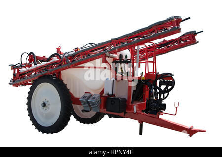 Traktor gezogene Sprühgeräte von Kulturflächen Ausrüstung. Vollhydraulische Boom Sprayer. Spritzen mit Pflanzenschutzmitteln. Auf einem weißen Hintergrund. Stockfoto