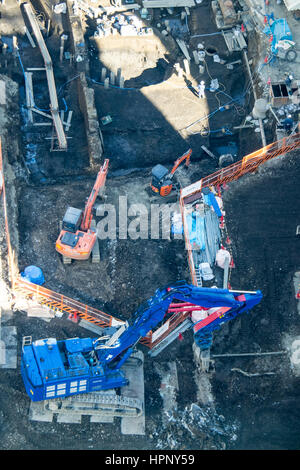 Mechanische Schaufeln im Einsatz auf einer Baustelle in Tokio, japan. Stockfoto