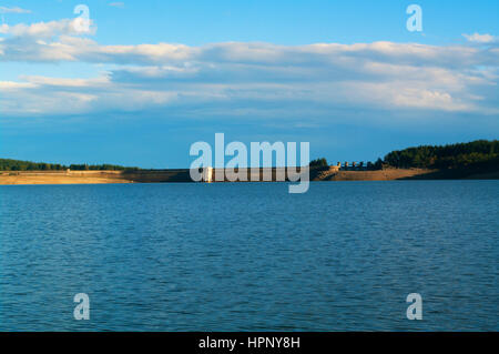 Wasserkraft. Staudamm des Wasserkraftwerks. Stausee. Wasserkraftwerk. Stockfoto