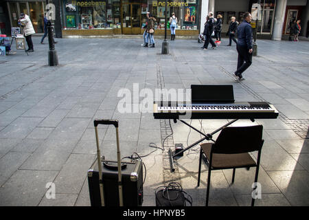 Belgrad, Serbien - Ausrüstung der Straßenmusiker in Knez Mihailova Straße Stockfoto