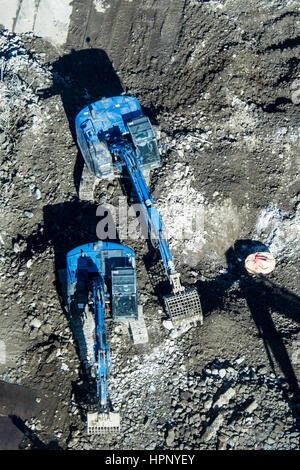 Mechanische Schaufeln im Einsatz auf einer Baustelle in Tokio, japan. Stockfoto
