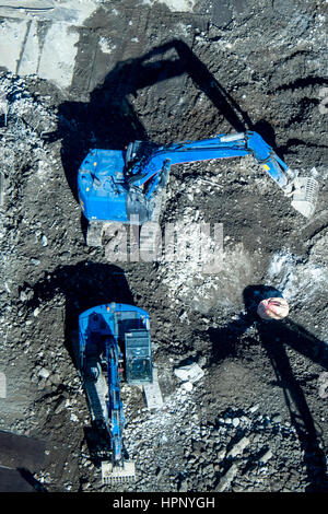 Mechanische Schaufeln im Einsatz auf einer Baustelle in Tokio, japan. Stockfoto
