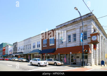 Mount Airy, NC, USA - 5. Mai 2015: The Greater montieren luftig Handelskammer Gebäude an der Ecke Main Street in der Innenstadt von Mount Airy. Stockfoto