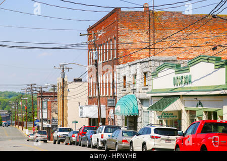 Mount Airy, NC, USA - 5. Mai 2015: Franklin Street in der Innenstadt von Mount Airy mit einem Souvenirladen und Autos am Straßenrand geparkt. Stockfoto