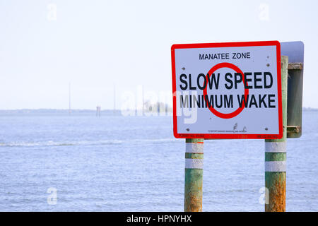 Merrit Island, USA - 7. Mai 2015: Markierung im Wasser anzeigen Â €žManatee Zoneâ€ œ Bootsfahrer gehen nur mit langsamer Geschwindigkeit und mit minimalen Wak erinnern Stockfoto