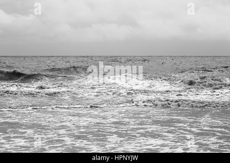 Pelikane fliegen über den Anstieg der Wellen, die auf der Suche nach Nahrung auf Jekyll Island. Stockfoto