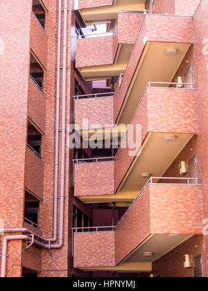 Ein Wohnhaus mit Treppenhaus ermöglicht einfachen Zugang für die Flucht im Falle eines Erdbebens. Stockfoto