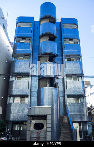 Ein Wohnhaus mit Treppenhaus ermöglicht einfachen Zugang für die Flucht im Falle eines Erdbebens. Stockfoto