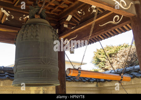 Abgehängte Tempelglocke, Bonsho, in einem Glockenturm am Zennin-Ji-Tempel Stockfoto