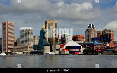 Baltimore, Maryland - 22. Juli 2013: Zentrum Stadt Skyline aus der Bucht bei Inner Harbor und das National Aquarium gesehen Stockfoto