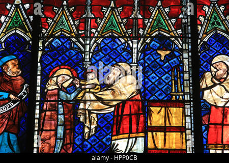 La Présentation de Jésus au Tempel. Details. Grande Verrière du XIV ème siècle représentant la vie de la Vierge Marie et de l'Enfance du Christ. Stockfoto