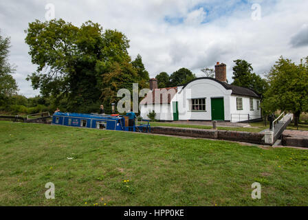 Lowsonford Schleuse Nr. 31 und urige Fass überdachten Schleusenwärter Haus am Kanal Stratford.  Warwickshire, England, Vereinigtes Königreich. Stockfoto