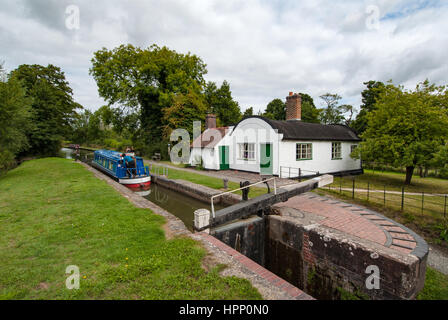 Lowsonford Schleuse Nr. 31 und urige Fass überdachten Schleusenwärter Haus am Kanal Stratford.  Warwickshire, England, Vereinigtes Königreich. Stockfoto