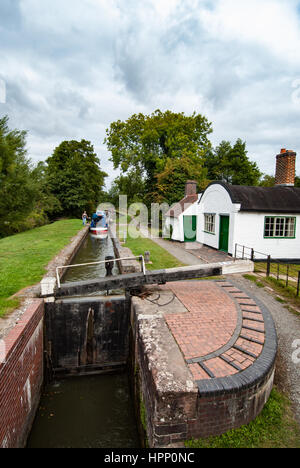 Lowsonford Schleuse Nr. 31 und urige Fass überdachten Schleusenwärter Haus am Kanal Stratford.  Warwickshire, England, Vereinigtes Königreich. Stockfoto