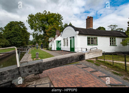 Lowsonford Schleuse Nr. 31 und urige Fass überdachten Schleusenwärter Haus am Kanal Stratford.  Warwickshire, England, Vereinigtes Königreich. Stockfoto