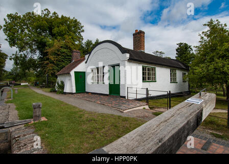 Lowsonford Schleuse Nr. 31 und urige Fass überdachten Schleusenwärter Haus am Kanal Stratford.  Warwickshire, England, Vereinigtes Königreich. Stockfoto