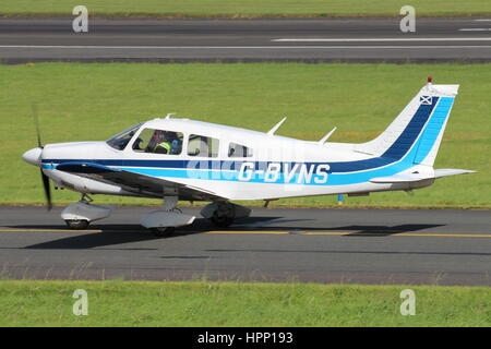 G-BVNS, eine Piper PA-28-181 Archer II Cherokee betrieben von schottischen Airways Flyers am Flughafen Prestwick in Ayrshire. Stockfoto