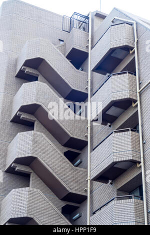 Ein Wohnhaus mit Treppenhaus ermöglicht einfachen Zugang für die Flucht im Falle eines Erdbebens. Stockfoto