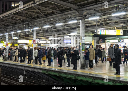 Akihabara Bahnhof Bahnsteig voller Pendler Join abends nach Hause. Stockfoto