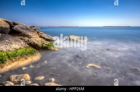 Malerischen blauen Strand mit kristallklarem Meerwasser bei Germasogia, Limassol Zypern Stockfoto