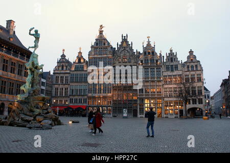 Alten Zunfthäuser und Brabo-Brunnen auf dem Grote Markt (großer Marktplatz), Antwerpen, Belgien. Stockfoto