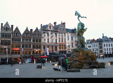Alten Zunfthäuser und Brabo-Brunnen auf dem Grote Markt (großer Marktplatz), Antwerpen, Belgien. Stockfoto