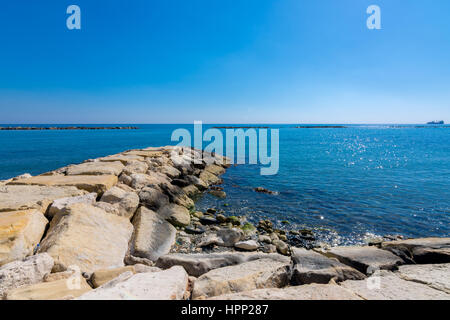 Malerischen blauen Strand mit kristallklarem Meerwasser bei Germasogia, Limassol Zypern Stockfoto