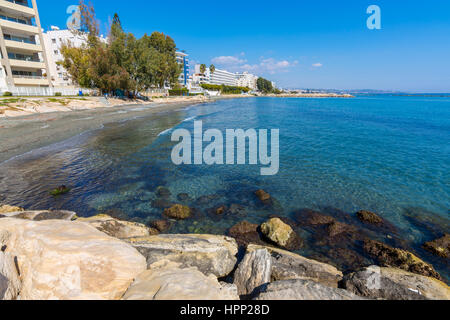 Malerischen blauen Strand mit kristallklarem Meerwasser bei Germasogia, Limassol Zypern Stockfoto