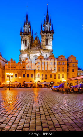 Eines der Prager Symbole, Kirche der Muttergottes von Tyn, alte gotische Kirche im alten Hauptplatz, Stare Mesto Stockfoto