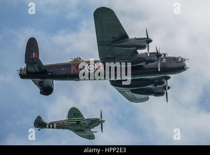 Royal Air Force Battle of Britain Memorial Flight Avro Lancaster und Supermarine Spitfire Stockfoto