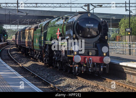 35028 Clan Line schleppen ein Sonderzug Enthusiasten Kings Langley Durchgangsbahnhof in Hertfordshire, Großbritannien Stockfoto