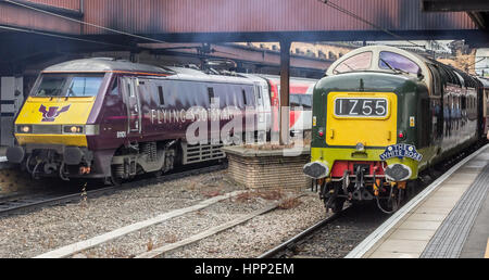 Klasse 91 Vorortbahn 91101 Flying Scotsman neben erhaltene Klasse 55 Typ 5 Deltic Diesel D9009 Alycidon York Station steht Stockfoto