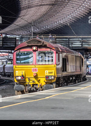 Class 66 Frieght Diesel Locomotive Zug York Station auf der Durchreise Stockfoto