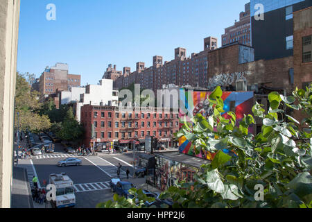 Geschäfte und traditionelle Wohnhäuser an der Kreuzung der 10th Avenue und West 25th Street aus der High Line Manhattan New York City USA Stockfoto