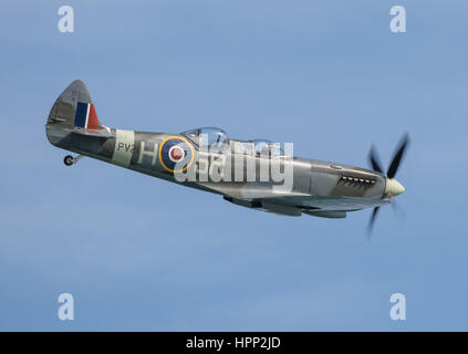 Zweibettzimmer Supermarine Spitfire Trainer Flugzeug fliegen in sonnigen wolkenlosen blauen Himmel Stockfoto